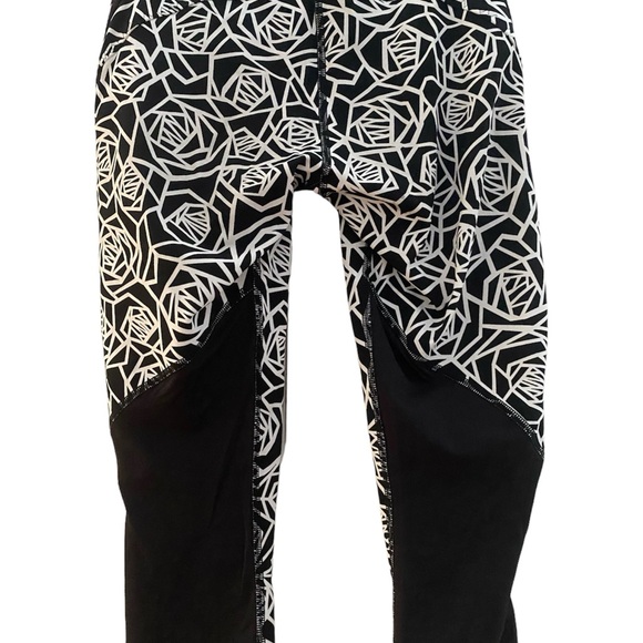 Lululemon Women's Crop Legging Size 2 Black & White - Picture 3 of 9